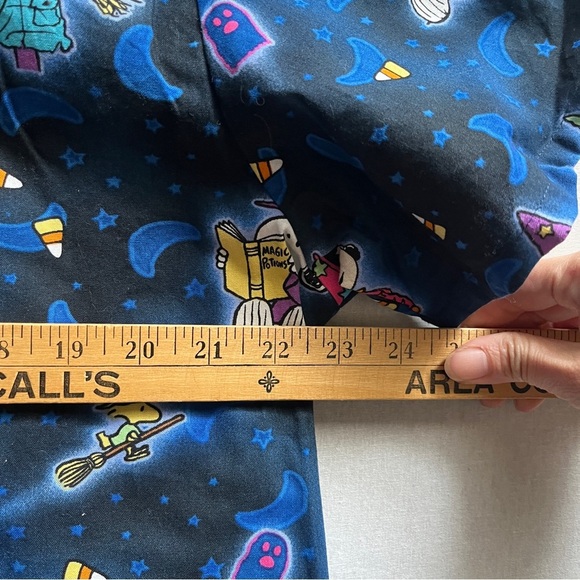 Peanuts Halloween Charlie Brown Snoopy print v neck scrub short sleep top Sz L - Picture 4 of 5